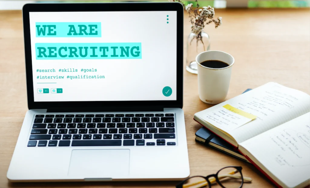 Escassez e terceirização