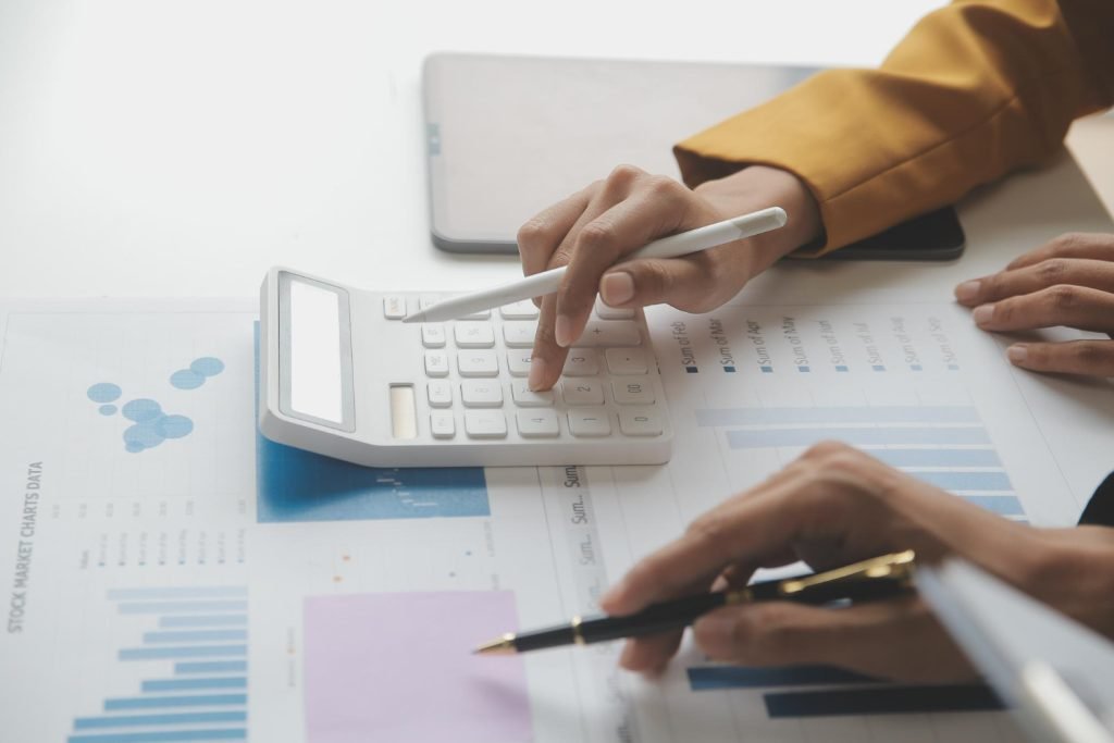 empresario de contabilidade trabalhando em laptop e analisando dados de investimento imobiliario conceito de sistemas financeiros e tributarios reforma tribuitaria e terceirizacao de ti zummit